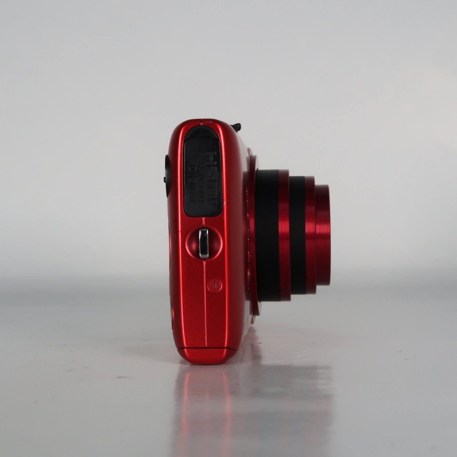 Canon IXUS 220 HS 12.1MP Digital Camera Red – Boxed Set